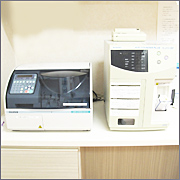 （左）自動血球数CRP測定装置／FL-270CRP／フクダ電子・（右）生化学自動分析装置／富士ドライケム4000i／富士フイルム